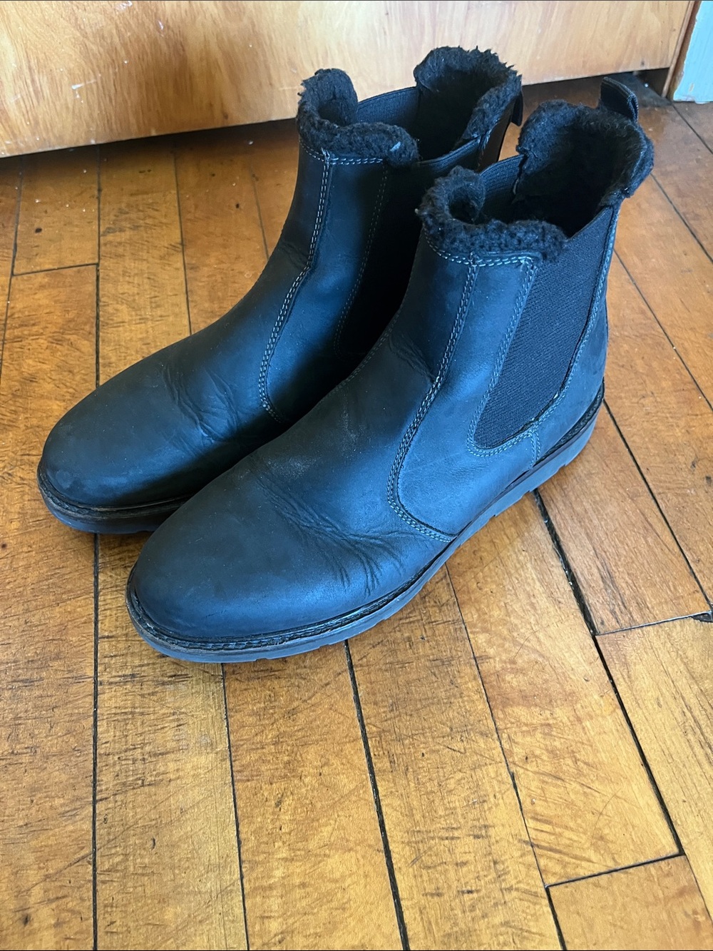 Alpine design Chelsea black leather boots